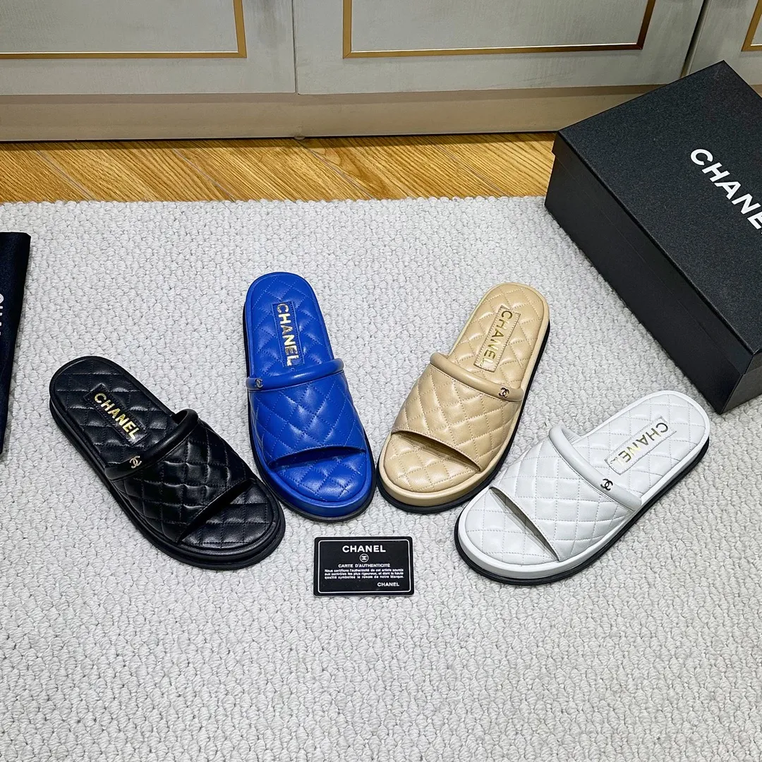 🤝🤝🤝P丶280, Chanel classic sandals, fashion is fleeting, but style lasts forever! This season’s slippers are a classic among Xiangjia classics! Solid color lattice matching, double C hardware buckle. Simple and exquisite! ! ! Fabric: Original sheepskin imported from Italy, sheepskin lining, rubber sole! Code number: 35-40 (41 customized).